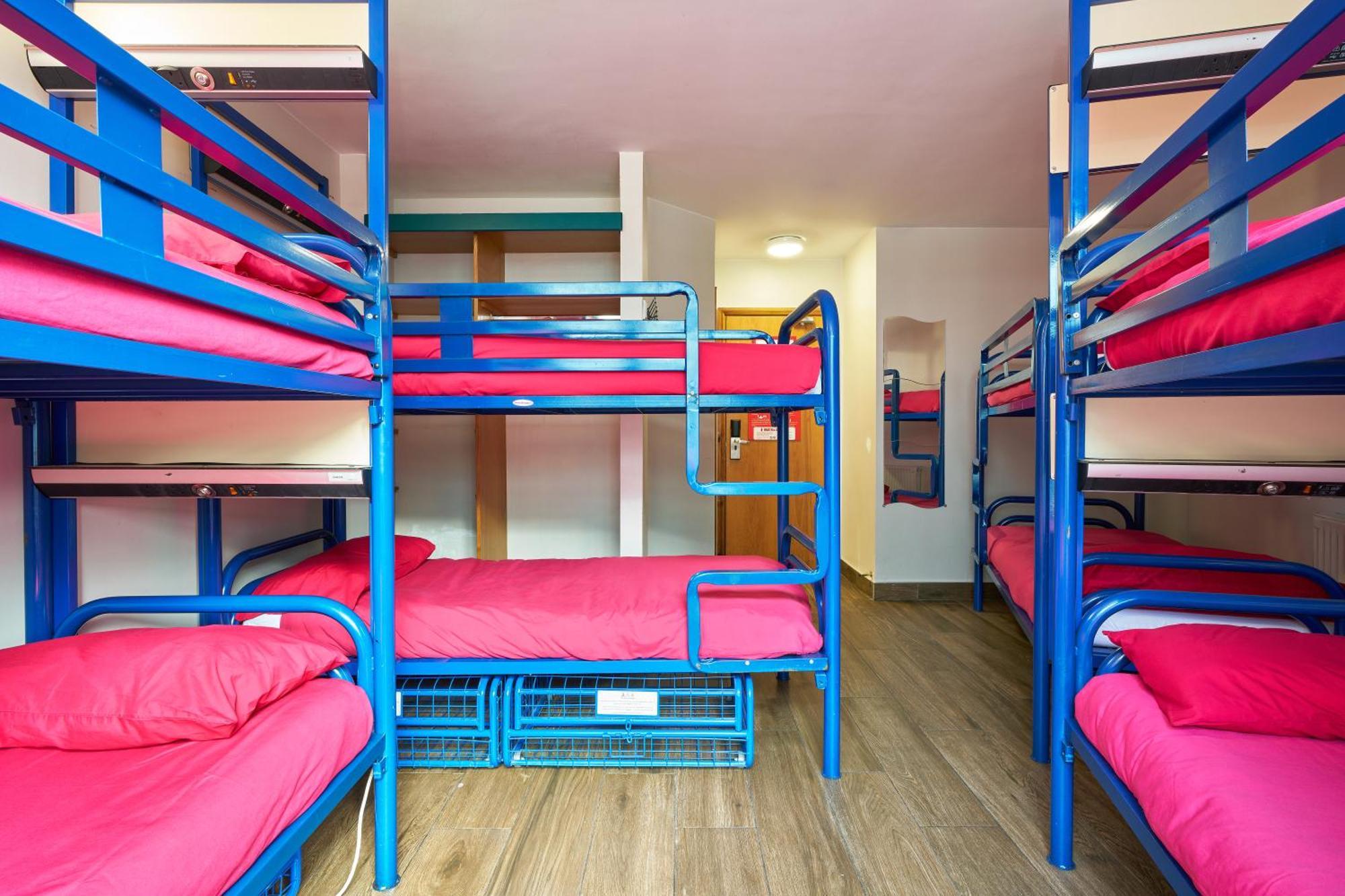 Cama en habitación femenina mixta de 8 camas con baño