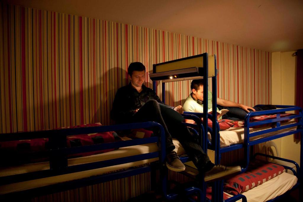 Cama en dormitorio compartido de 6 camas con baño